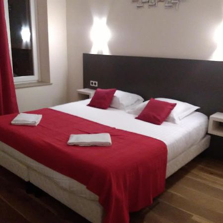 Готель Logis Le Provencal Euville Екстер'єр фото